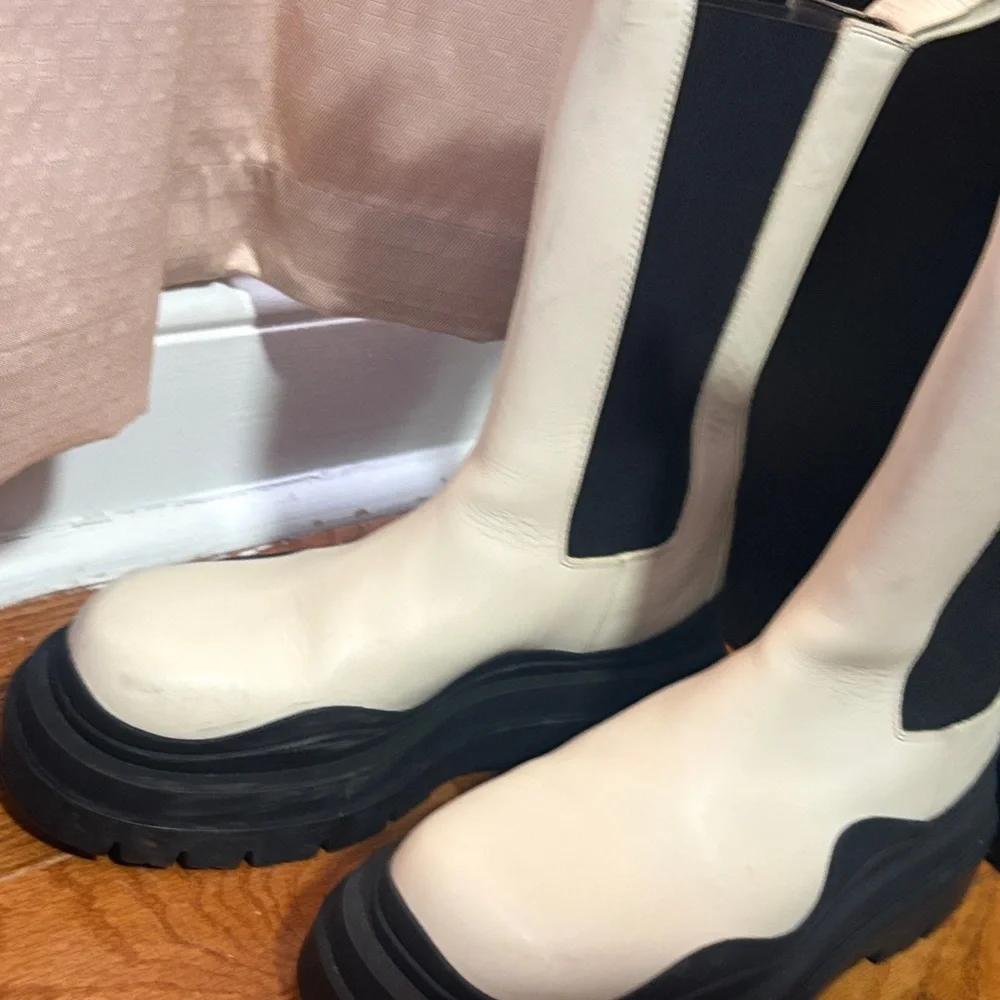 Bottega Veneta Cream and Black Lace-Up Platform Chelsea Boots - Picture 2 of 3